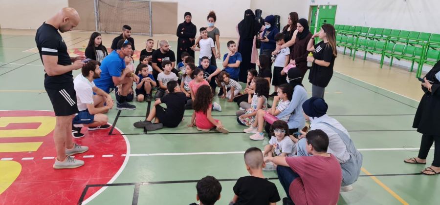 مركز لتعليم التنس الأرضي في الجماهيري الطيبة 